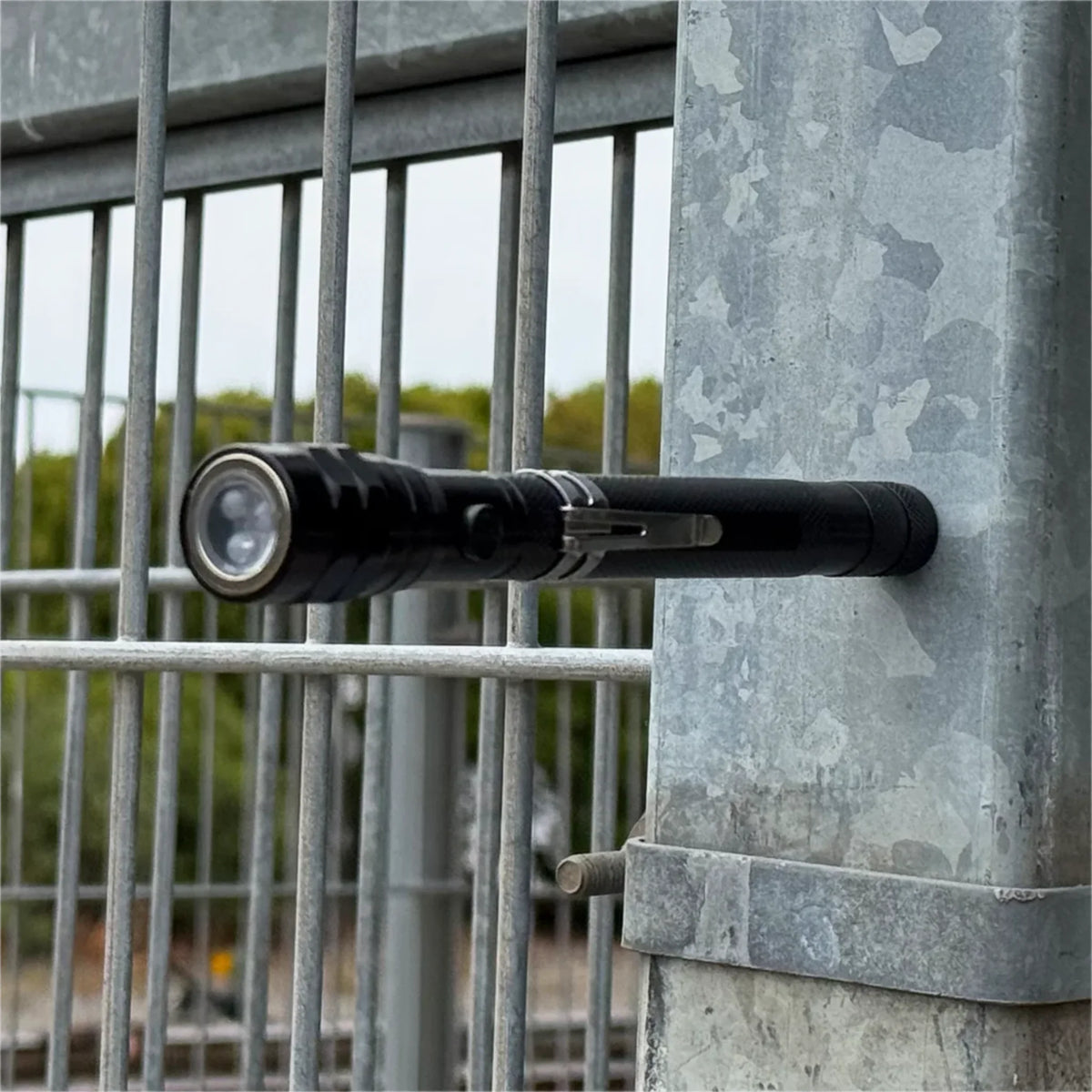 Magnetic Telescoping Flex Flashlight